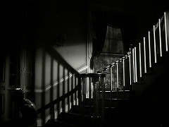 『夜の悪魔』 1943　約36分：二階への階段