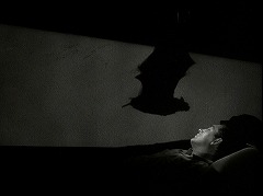 『夜の悪魔』 1943　約58分：留置場、蝙蝠の影