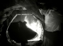 『夜の悪魔』 1943　約1時間14分：沼の排水路、燃える柩