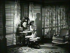 『私はゾンビと歩いた！』 1943　約6分：ベッツィーの部屋、昼間＋人影