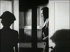 『私はゾンビと歩いた！』 1943　約32分：ジェシカの部屋(?)の扉口と人影