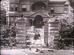 『キャットピープルの呪い』 1944　約11分；屋敷、塀越しで正面から