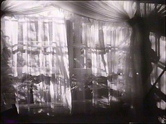 『キャットピープルの呪い』 1944　約33分；エイミーの部屋の窓　「お友だち」の出現に光る窓とカーテン