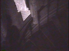 『キャットピープルの呪い』 1944　約1時間5分；地下(?)からの階段、上から