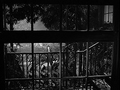 『フランケンシュタインの館』 1944　約23分：二階のテラス、窓格子越しに