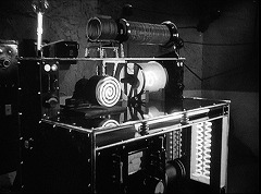 『フランケンシュタインの館』 1944　約1時間0分：機械類