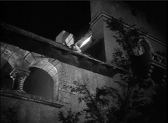 『フランケンシュタインの館』 1944　約1時間8分：館の外観（部分）、下から