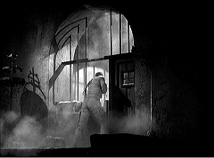 『ミイラの呪い』 1944　約57分：階段踊り場の小部屋の格子を崩すカリス