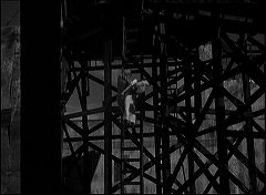 『執念のミイラ』 1944　約55分：レール付き斜面を支える木組みと梯子
