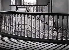 『呪いの家』 1944　約5分：二階、吹抜の手すり