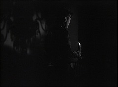 『呪いの家』 1944　約30分：二階、左奥にシャンデリアの影
