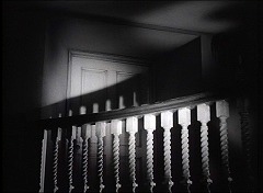 『呪いの家』 1944　約46分：二階、吹抜の手すり