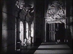 『呪いの家』 1944　約1時間26分：療養所、奥に玄関