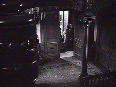 『死体を売る男』 1945　約4分：医師宅の階段、上から