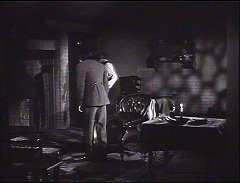 『死体を売る男』 1945　約32分：御者の部屋、壁に網の目状の影