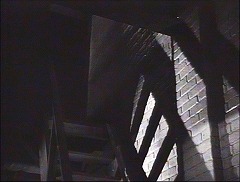 『死体を売る男』 1945　約55分：医師宅、地下への階段、下から