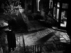 『ドラキュラとせむし女』 1945　約2分：庭、階段の上から