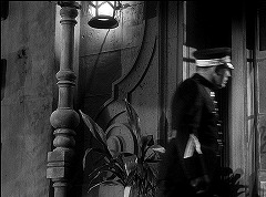 『ドラキュラとせむし女』 1945　約13分：警察署前＋柱
