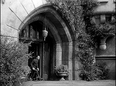 『ドラキュラとせむし女』 1945　約19分：玄関、外から