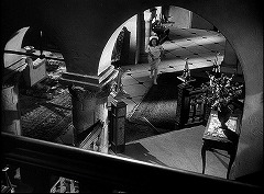 『ドラキュラとせむし女』 1945　約34分：玄関廊下と階段、中二階から