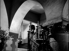 『ドラキュラとせむし女』 1945　約35分：階段、下から