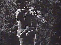 『吸血鬼ボボラカ』 1945　約6分：ケルベロス像