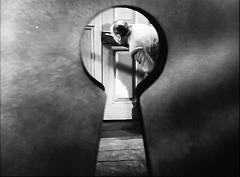 『そして誰もいなくなった』 1945　約27分：二階、鍵穴から鍵穴を覗きこむ人物
