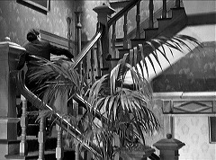 『らせん階段』 1945　約4分：ホテル、二階への階段