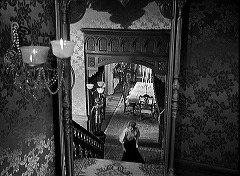 『らせん階段』 1945　約17分：階段踊り場の大鏡