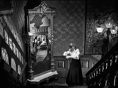『らせん階段』 1945　約17分：階段踊り場の大鏡、上から＋欄干の影