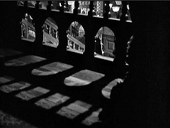 『らせん階段』 1945　約17分：二階廊下＋欄干の影