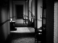 『らせん階段』 1945　約1時間9分：裏の廊下、台所の反対側