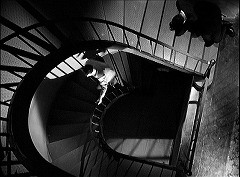 『らせん階段』 1945　約1時間20分：螺旋階段、ほぼ真上から