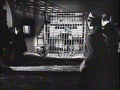 『恐怖の精神病院』 1946　約14分：病棟の広間、奥の格子