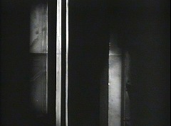 『恐怖の精神病院』 1946　約48分：裏の廊下