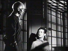 『恐怖の精神病院』 1946　約53分：病棟の広間、格子の影
