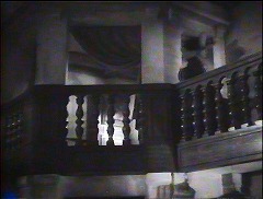 『美女と野獣』 1946　約4分：ベルたちの屋敷、吹抜歩廊