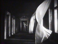 『美女と野獣』 1946　約29分：二階廊下＋風に棚引くカーテン
