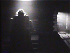 『美女と野獣』 1946　約34分：一階広間奥の格子戸と左に階段
