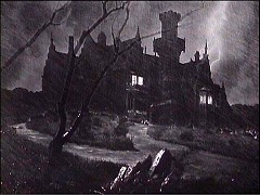 『呪われた城』 1946　約41分：館の外観、雷雨の夜