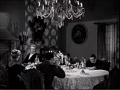 『五本指の野獣』 1946　約15分：食堂　奥の壁に円模様の影