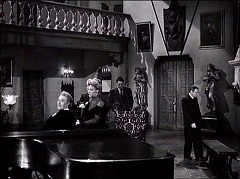 『五本指の野獣』 1946　約17分：広間、右奥に食堂の扉
