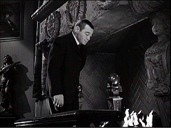 『五本指の野獣』 1946　約17分：広間の暖炉　奥左上にレンブラント《自画像》(?)