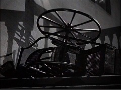 『五本指の野獣』 1946　約27分：階段　踊り場で横転した車椅子とその影