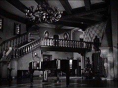 『五本指の野獣』 1946　約40分：広間、床の高さから　奥右上の壁に網目模様の影