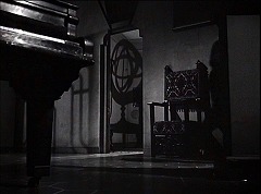 『五本指の野獣』 1946　約1時間4分：広間のピアノから書斎の扉口、天球儀の影