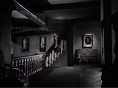 『五本指の野獣』 1946　約1時間19分：吹抜廊下、奥から