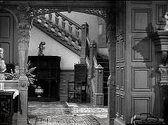 『謎の狼女』 1946　約50分：居間側から、階段