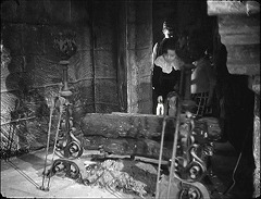 『乙女の星』 1946　約8分：大広間　暖炉の奥の隠し扉から