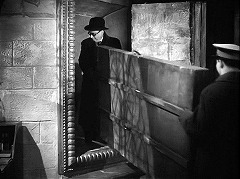 『乙女の星』 1946　約13分：肖像画の部屋、隠し階段へ　木箱に錯綜した影